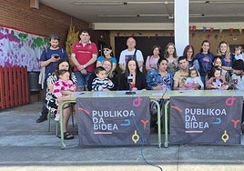 Las familias afectadas denunciaron ayer en rueda de prensa la denegación de matrícula para sus hijos en la escuela pública de Bermeo.