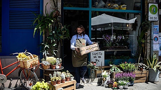 Edu cambia de vida y abre la única floristería de La Peña para que florezca el barrio