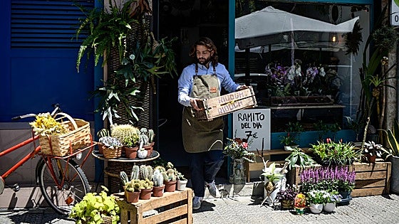 Edu cambia de vida y abre la única floristería de La Peña para que florezca el barrio