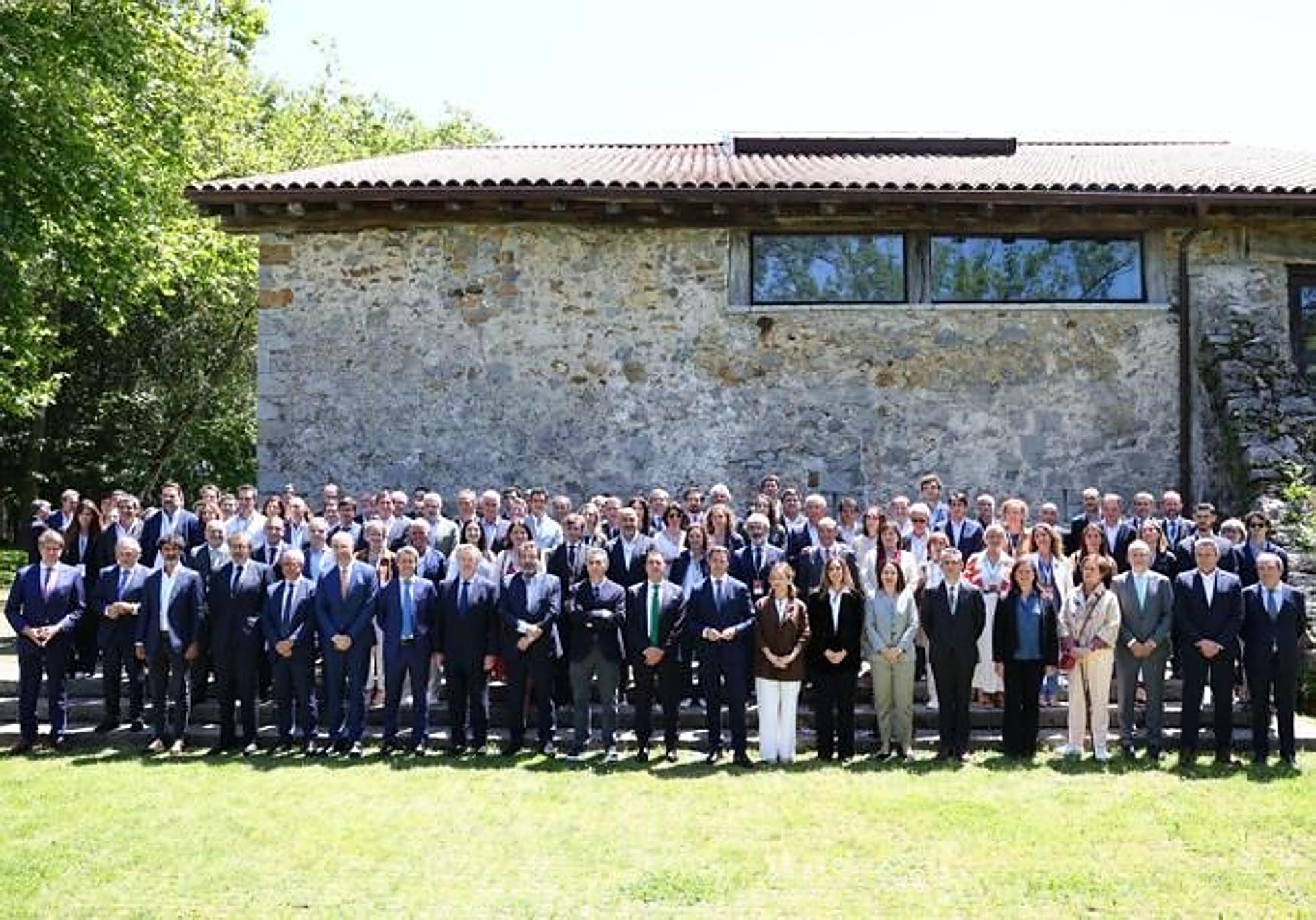 Foto de familia de la asociación de la empresa familiar del País Vasco este miércoles en Chillida Leku