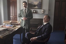 Justin Theraux y Woody Harrelson en una escena de 'The White House Plumbers'