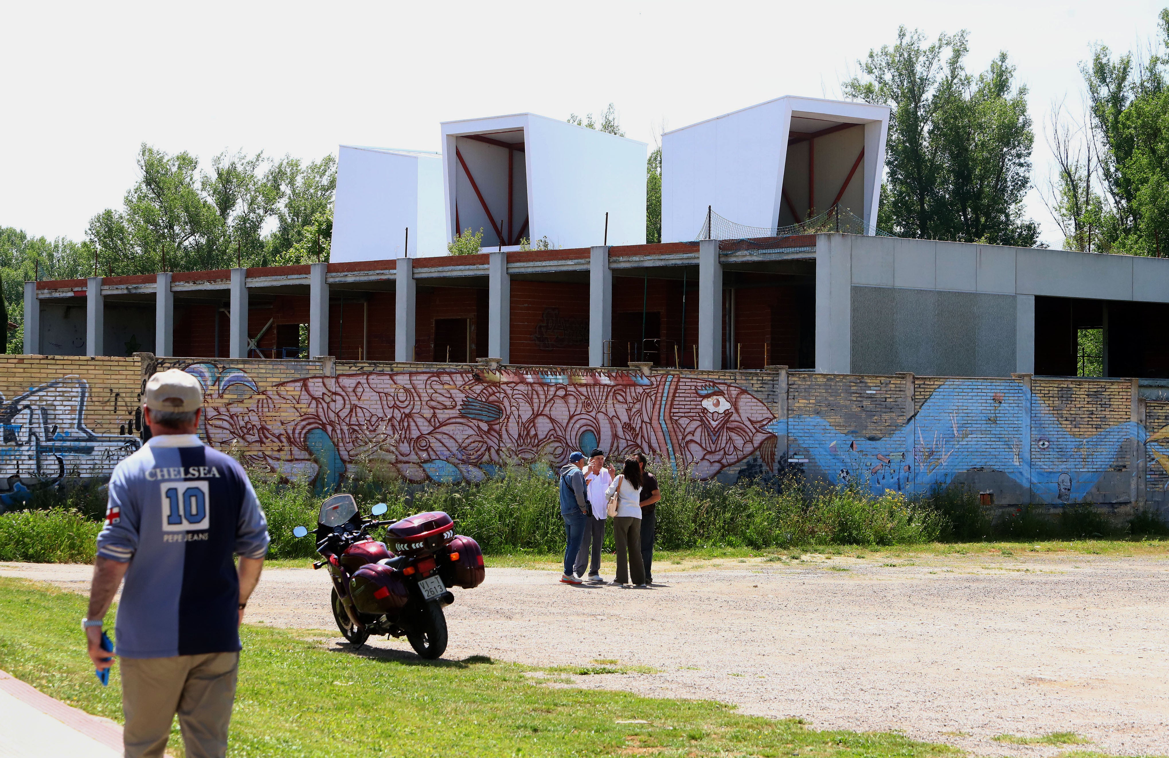 El Hangar está ubicado en la carretera de Anduva cerca del campo de fútbol y el colegio Príncipe de España.