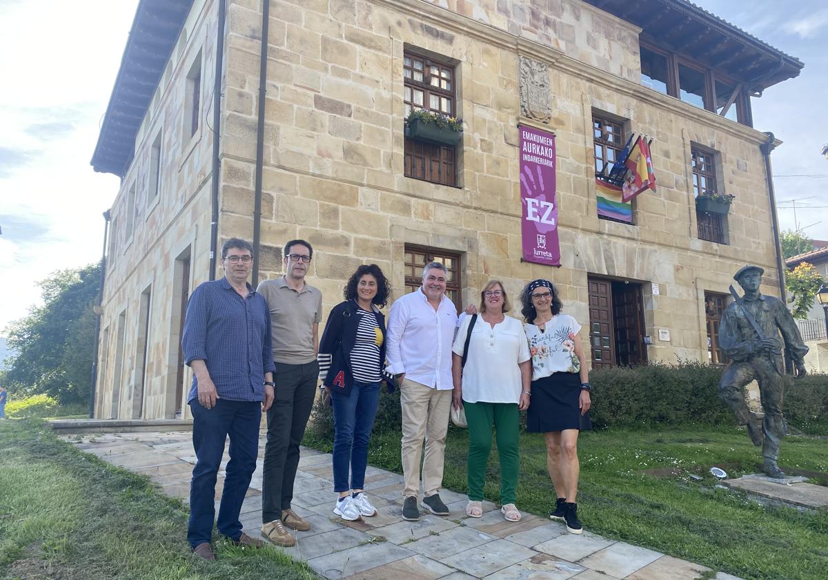 El Concejal, José Antonio Sagarnaga; el Concejal, José Joaquín Díaz; la Tercera Vicealcaldesa, Virginia Rodríguez; el Alcalde, Oskar Koka; la Concejala Divina Gallastegui; la Teniente de Alcalde, Zorione Fundazuri