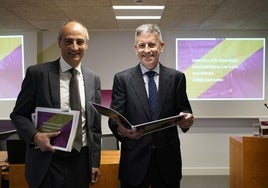 El director de desarrollo de negocio de Laboral Kutxa, Ibon Urgoiti, y el director del departamento de estudios, Joseba Madariaga, antes de la presentación.