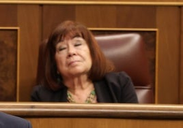Cristina Narbona se queda dormida en su escaño del Congreso durante la sesión de control al Gobierno