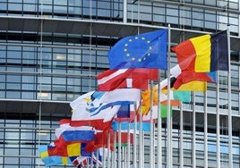 Banderas europeas en la sede del Parlamento de la UE en Estrasburgo.