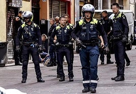 Policías locales durante un intervención en una calle de Vitoria.