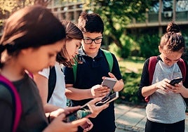 El uso de los móviles por menores se ha convertido en un problema para muchos padres.