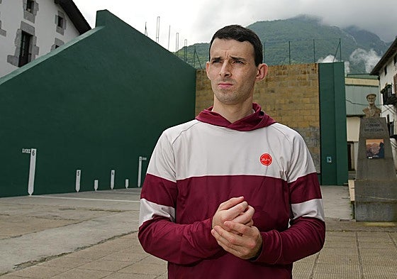 Jokin Altuna, frente al frontón al aire libre de Amezketa.