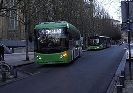 Un autobús de Tuvisa, en las paradas de Cadena y Eleta