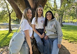 Miren Urkiza, Ainhoa Jungitu y Naroa Martín posan con el merchandaising que venden.