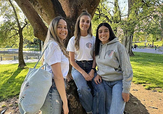 Miren Urkiza, Ainhoa Jungitu y Naroa Martín posan con el merchandaising que venden.