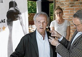 Luxiano Juaristi, Atano X, recibe la insignia de oro de manos de Fernando Vidarte.