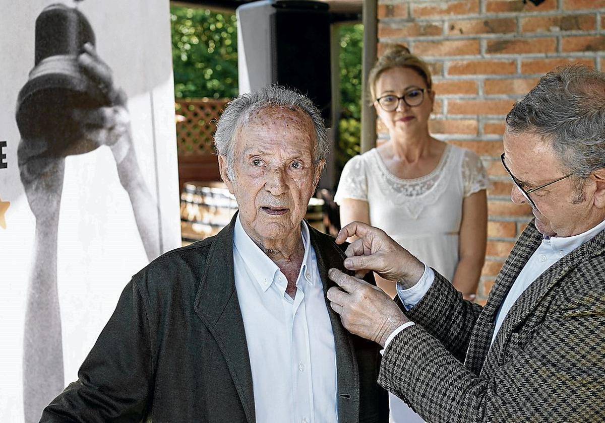Luxiano Juaristi, Atano X, recibe la insignia de oro de manos de Fernando Vidarte.