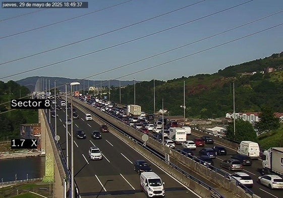 Finalizan las retenciones en Rontegi y la A-8 por una colisión entre dos vehículos en Erandio