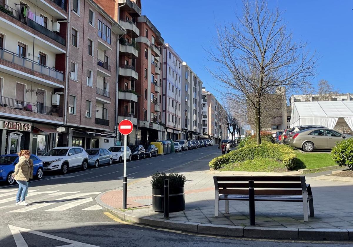 Vista de la calle Antonio Fernández, junto al parking de Ariz, que pasará a tener un único carril.