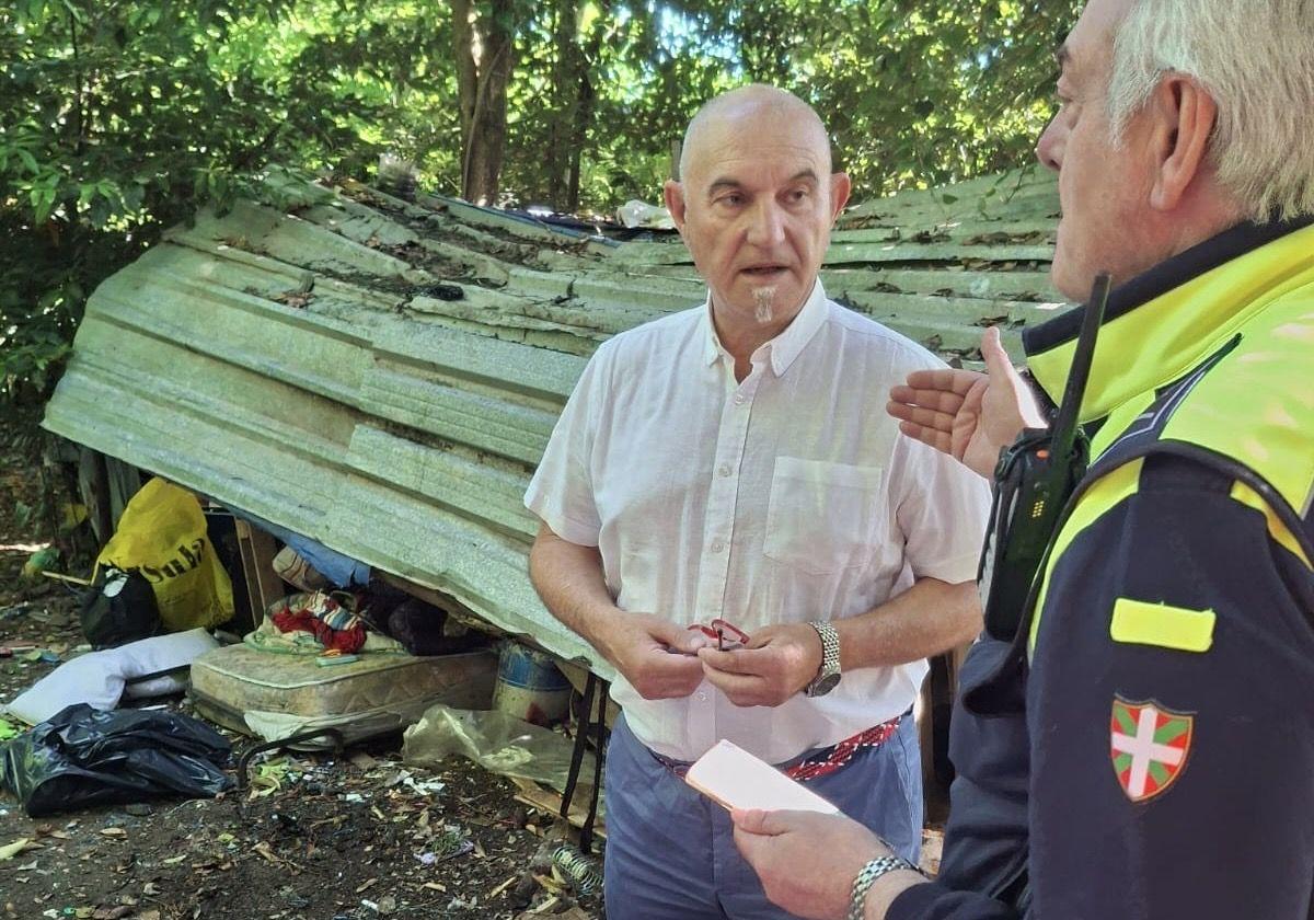 El concejal de Seguridad Ciudadana, Ángel Madrazo, junto a la Policía y varios enseres, en plena intervención.