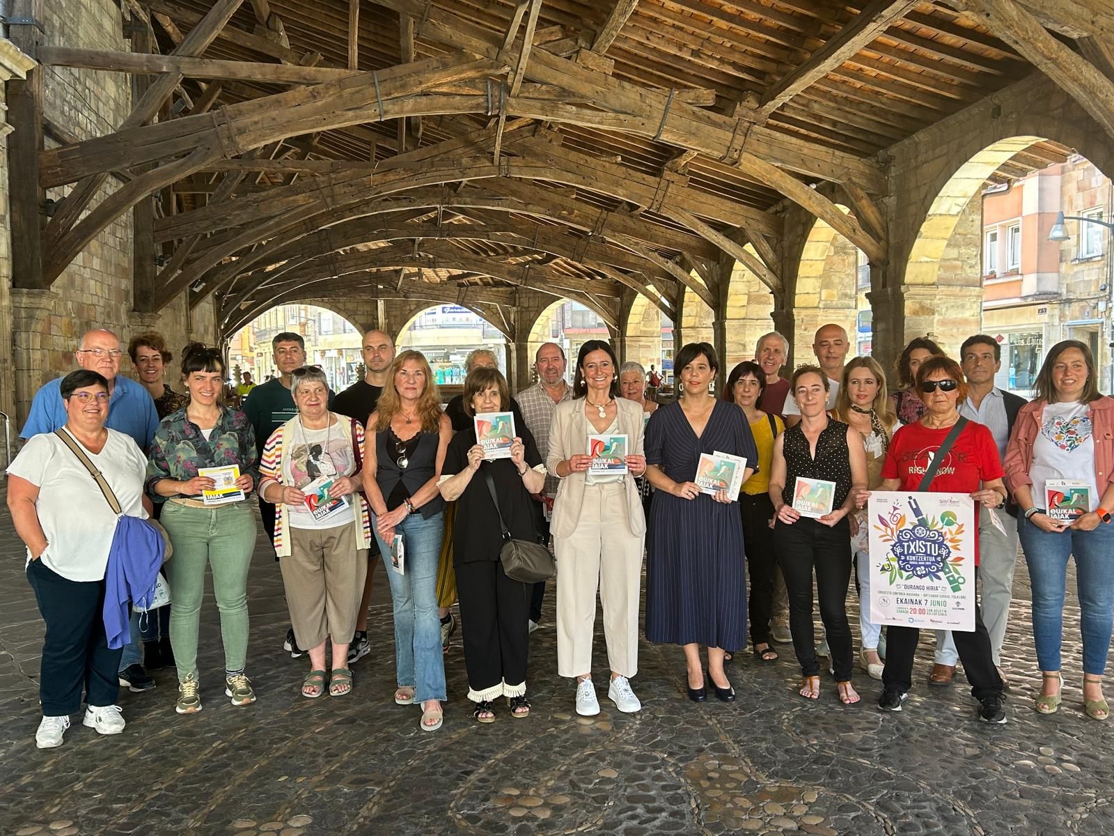 Representantes de las asociaciones junto con las autoridades municipales posan en el pórtico de Andra Mari de Durango
