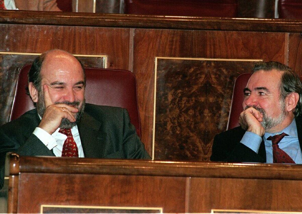 Imagen secundaria 1 - Eguiagaray en una foto con Felipe González. En las siguientes imágenes junto a Joaquín Almunia y Ramón Jáuregui.