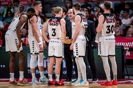 Ponsarnau da instrucciones a sus jugadores en un tiempo muerto en Zaragoza.