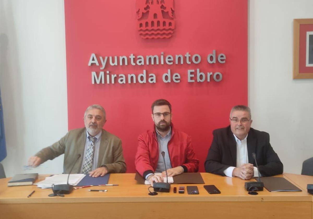 El subdelegado, Pedro de la Fuente, el concejal de Seguridad Ciudadana, Pablo Gómez, y el presidente de la Cofradía, Carlos Calvo