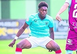 Igor Oyono en un partido con el Bilbao Athletic esta temporada.