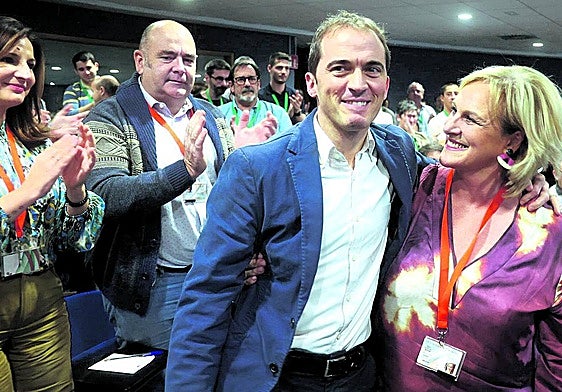 El actual presidente del Bizkai buru batzar, Iñigo Ansola, se abraza el día de su elección con su predecesora en el cargo, Itxaso Atutxa.