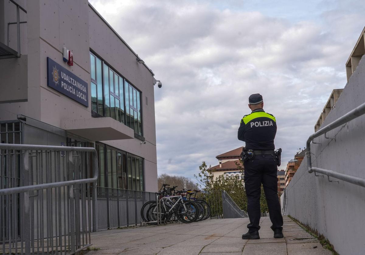 Exterior de la comisaría de la Policía Local en la calle José Erbina.
