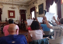 Protesta de los usuarios del gimnasio básico del polideportivo.