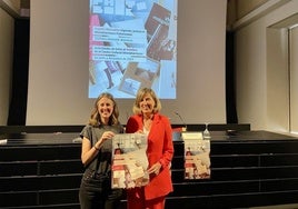 La fotógrafa Yone Estivariz junto a la concejala de Cultura Sonia Díaz de Corcuera en la presentación de la iniciativa.