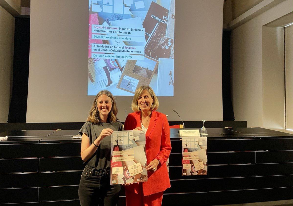 La fotógrafa Yone Estivariz junto a la concejala de Cultura Sonia Díaz de Corcuera en la presentación de la iniciativa.