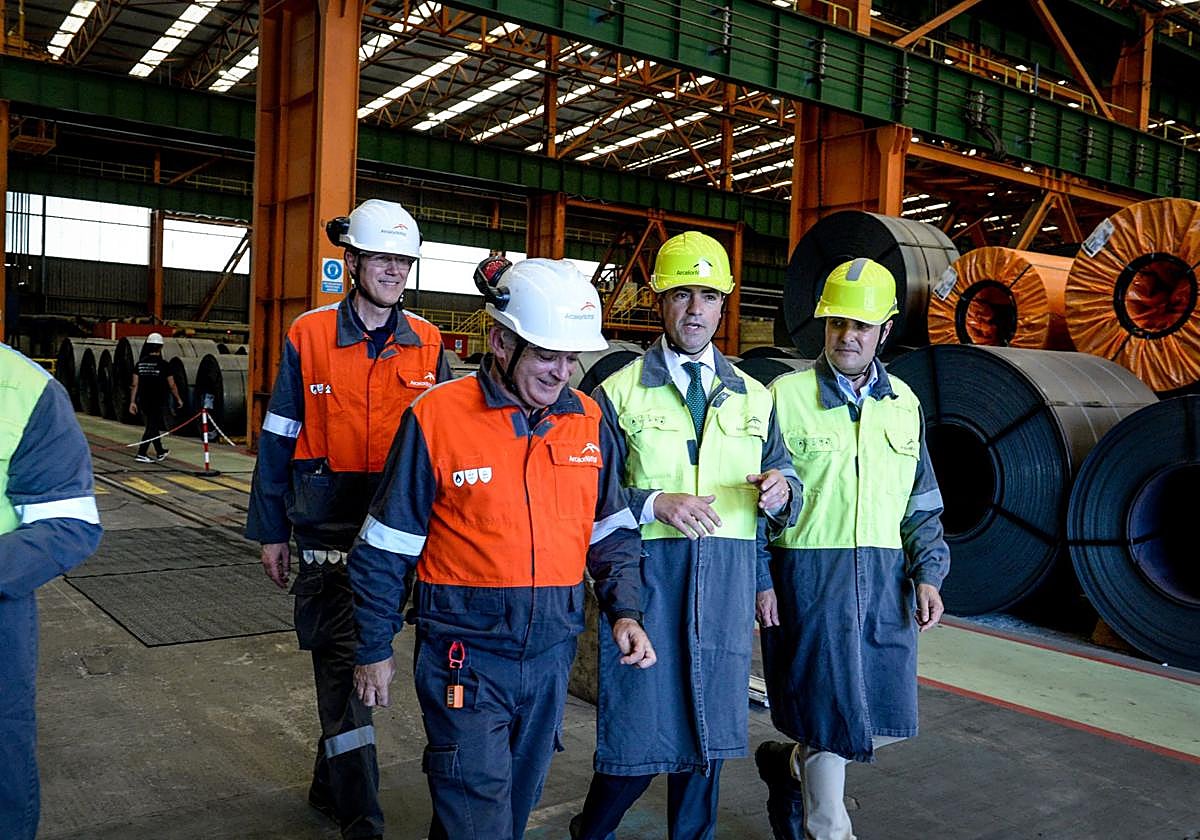 El lehendakari, Imanol Pradales, este viernes por la mañana en la visita a la fábrica de ArcelorMittal