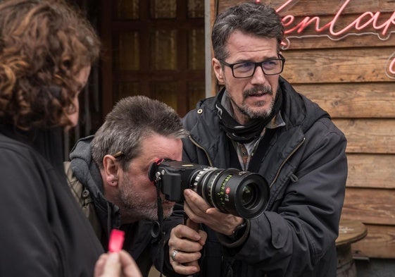 El director de fotografía vitoriano junto a Enrique Urbizu, con la vista en la mirilla.
