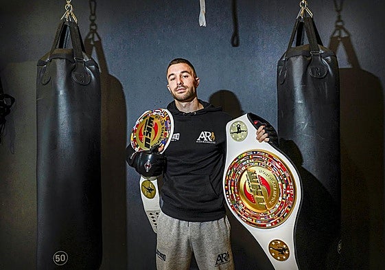 Álex Rodríguez posa con sus cinturones de Campeón Mundial.