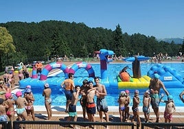 Niños y adultos disfrutan en las piscinas de Elexalde en Galdakao.