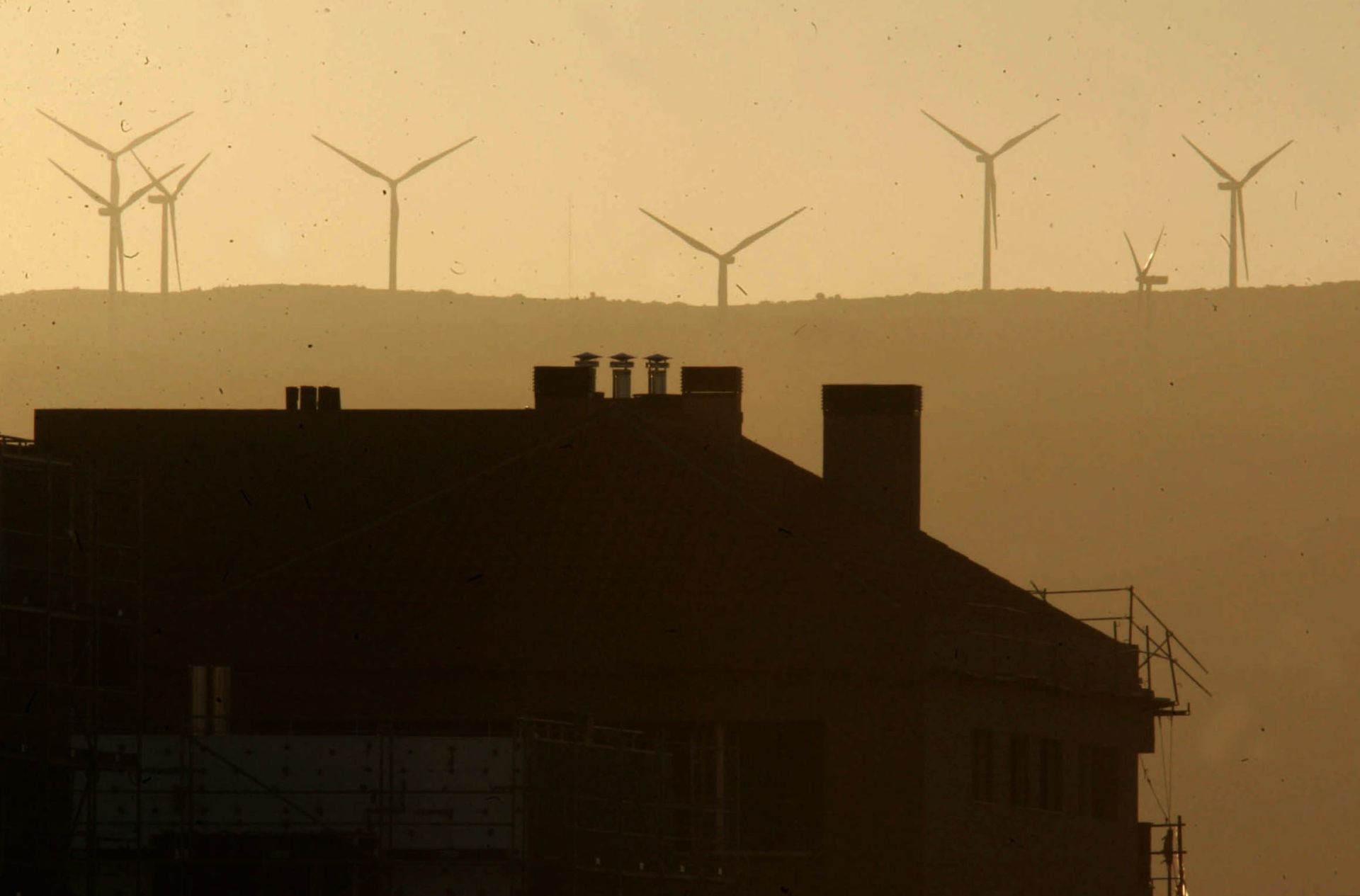 De salir adelante el proyecto de Iberdrola, la estampa de Badaia vista desde Vitoria cambiará por una con menos molinos pero más grandes