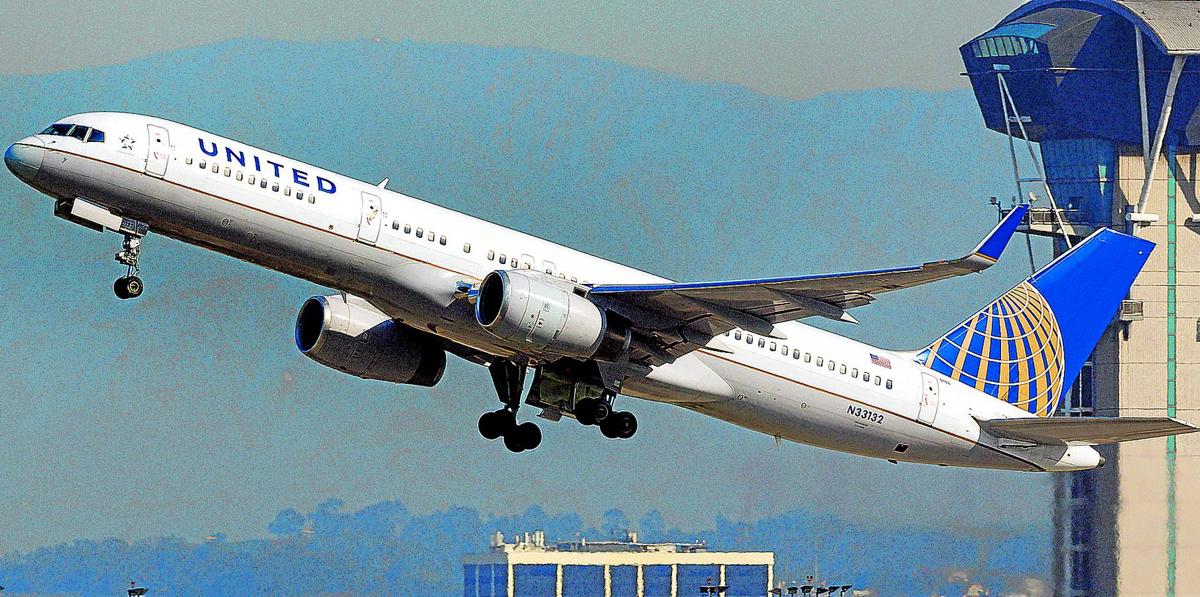 Un Boeing 757-200 de United Airlines como el que operará en Bilbao despega del aeropuerto internacional de Los Ángeles (EE UU).