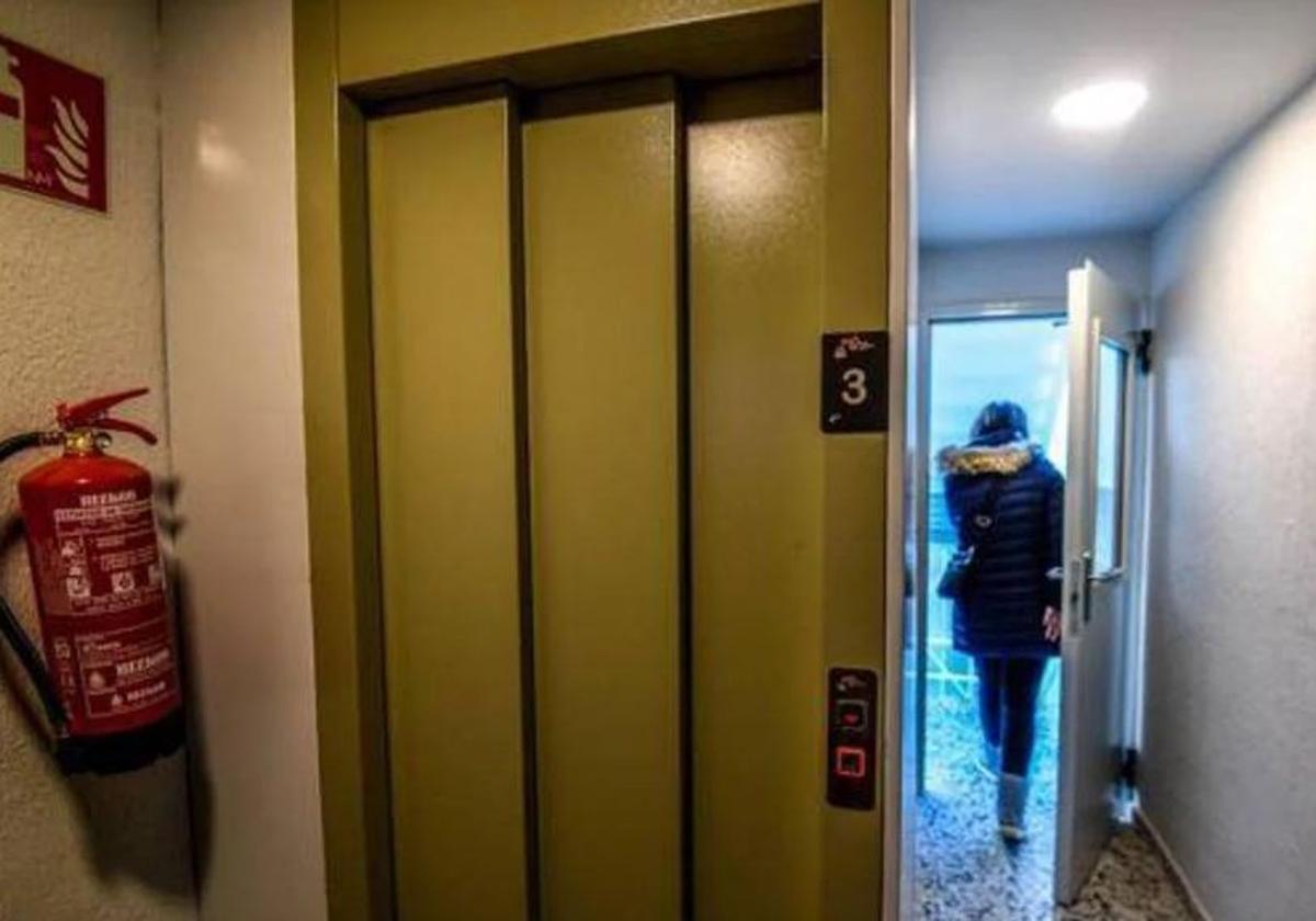 Multan a una comunidad por mostrar en el portal el nombre de un vecino moroso