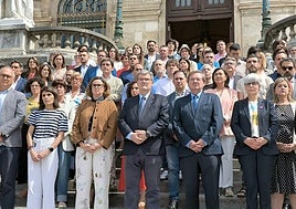 El alcalde de Bilbao, Juan Mari Aburto, y la diputada general, Elixabete Etxanobe, entre los asistentes de la concentración en el Ayuntamiento.
