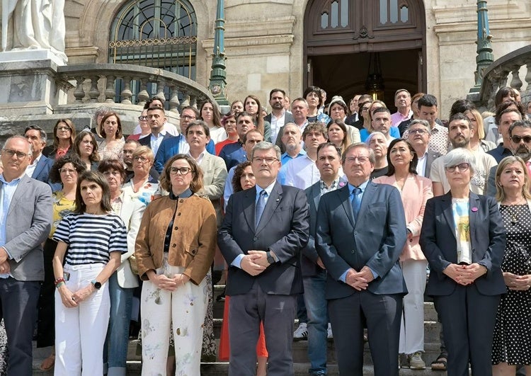 El alcalde de Bilbao, Juan Mari Aburto, y la diputada general, Elixabete Etxanobe, entre los asistentes de la concentración en el Ayuntamiento.