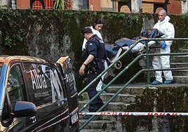 Los servicios funerarios trasladan los cuerpos de la menor y su padre.