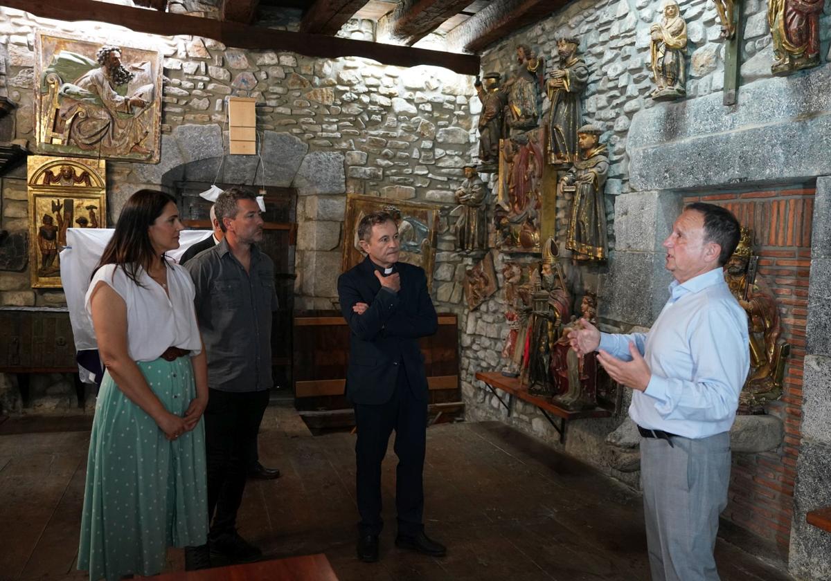 El director del Museo de Arte Sacro explica algunas particularidades de la sacristía a la diputada de Cultura, Leixuri Arrizabalaga, y al obispo, Joseba Segura