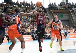 Howard lanza a canasta ante la oposición rival.