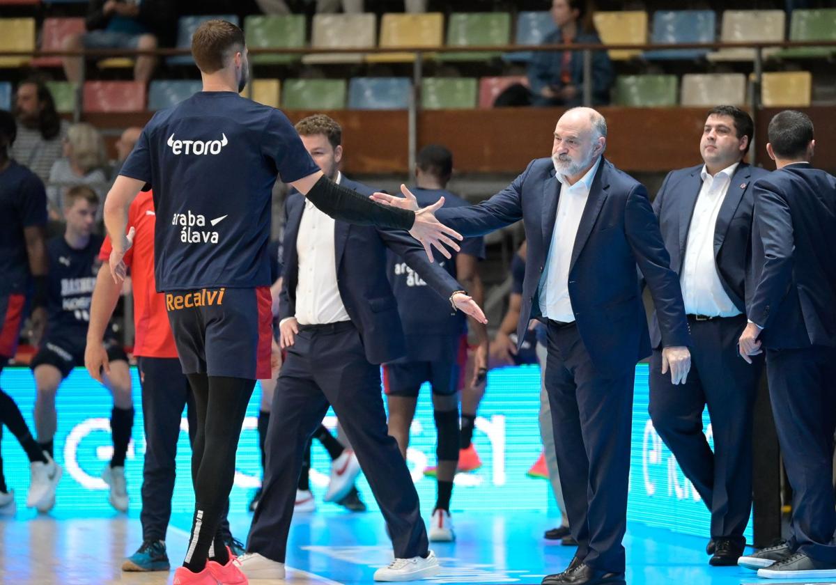 Pablo Laso anima a sus jugadores antes del partido.
