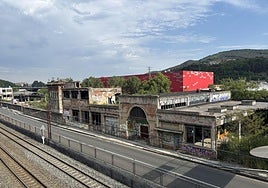 Vista de una de las naves abandonadas donde hay asentamientos ilegales, según denuncian los vecinos de Arkotxa.
