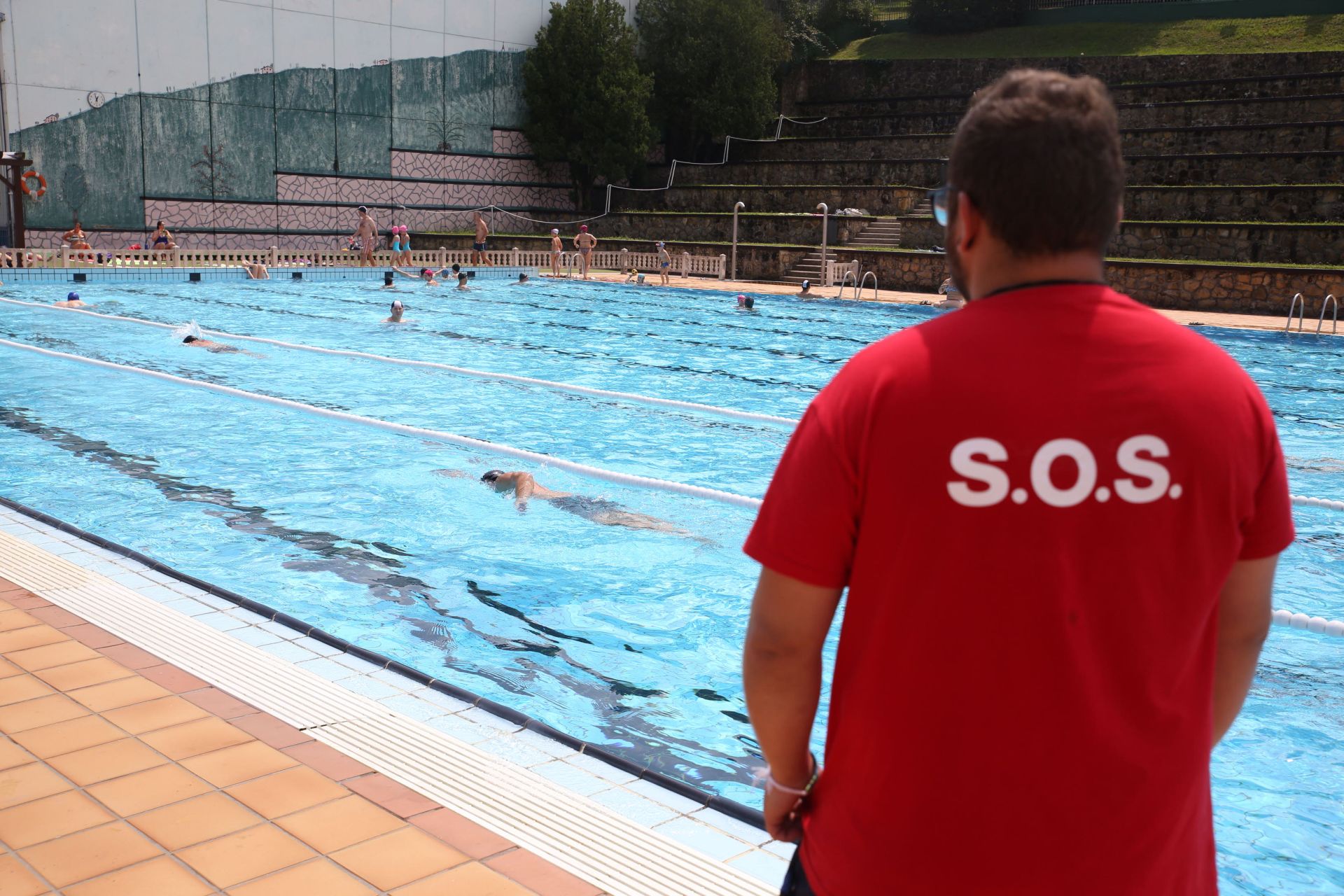 Imagen de la piscina grande exterior del polideportivo de Gorostiza, en Barakaldo.