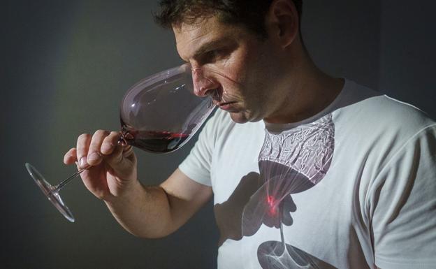 En su garaje-bodega de Laguardia, catando los vinos Anza de sus barricas.