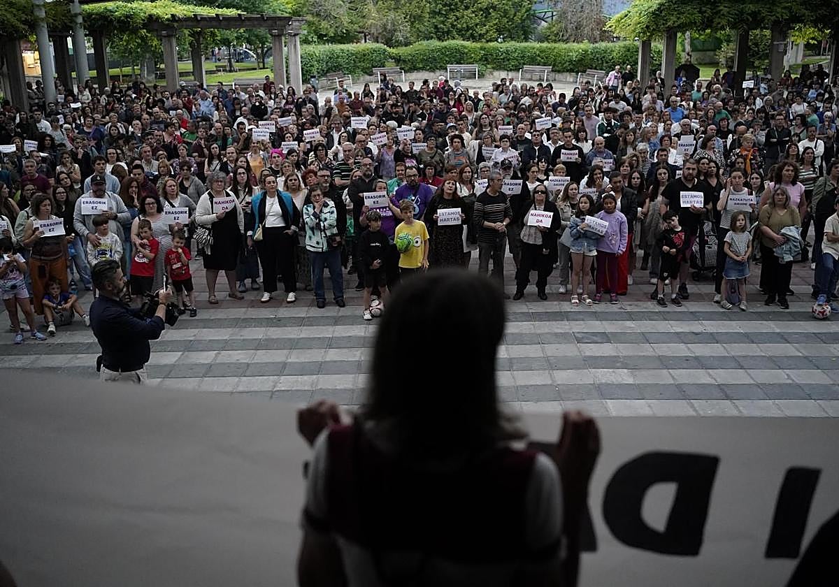 Las imágenes de la concentración de Rekalde en repulsa por el asesinato de la niña de 13 años