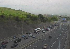 8 kilómetros de retenciones en la A-8 en Muskiz sentido Cantabria por un accidente entre dos vehículos