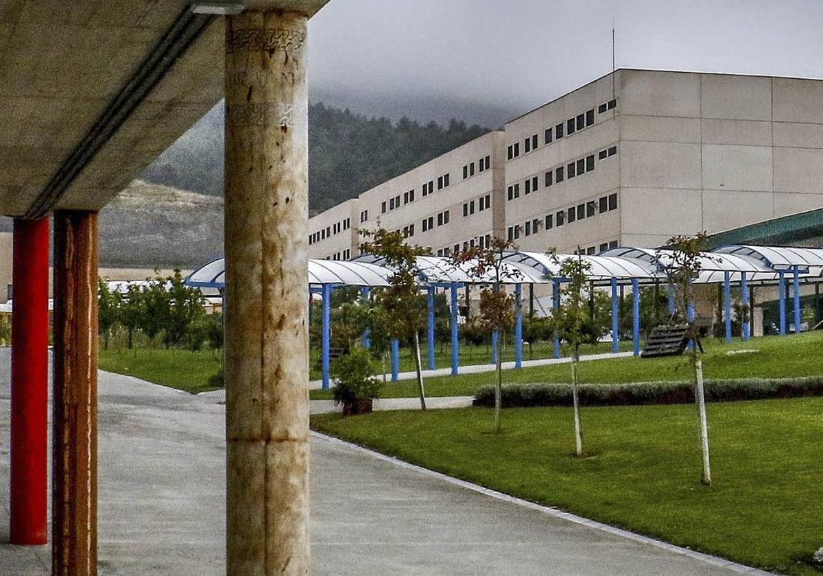 El Gobierno vasco prohíbe entrar en Zaballa a una asociación de bertsolaris por pasar alcohol a etarras presos
